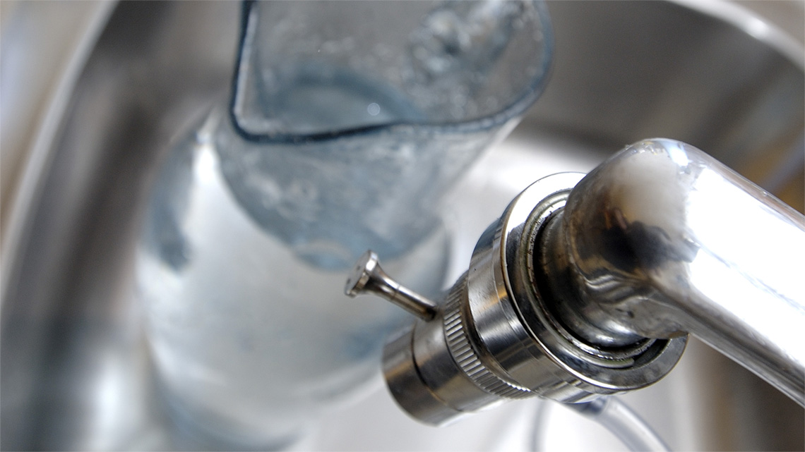 Esistono molti sistemi di filtraggio casalingo dell'acqua di rubinetto.