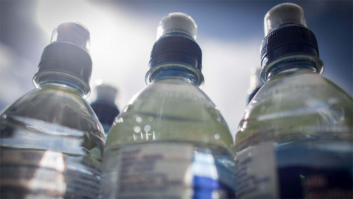 L'acqua minerale è solitamente commercializzata in bottiglie di plastica. L'uso della plastica e il trasporto dell'acqua via camion contribuiscono alla produzione di CO2 (foto di Matt Cardy/Getty Images) 