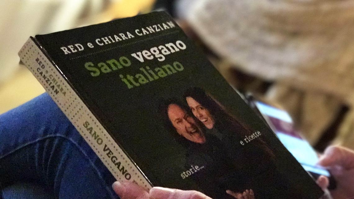 Il libro Sano vegano italiano, Rizzoli, durante la presentazione a Cibo a regola d'arte