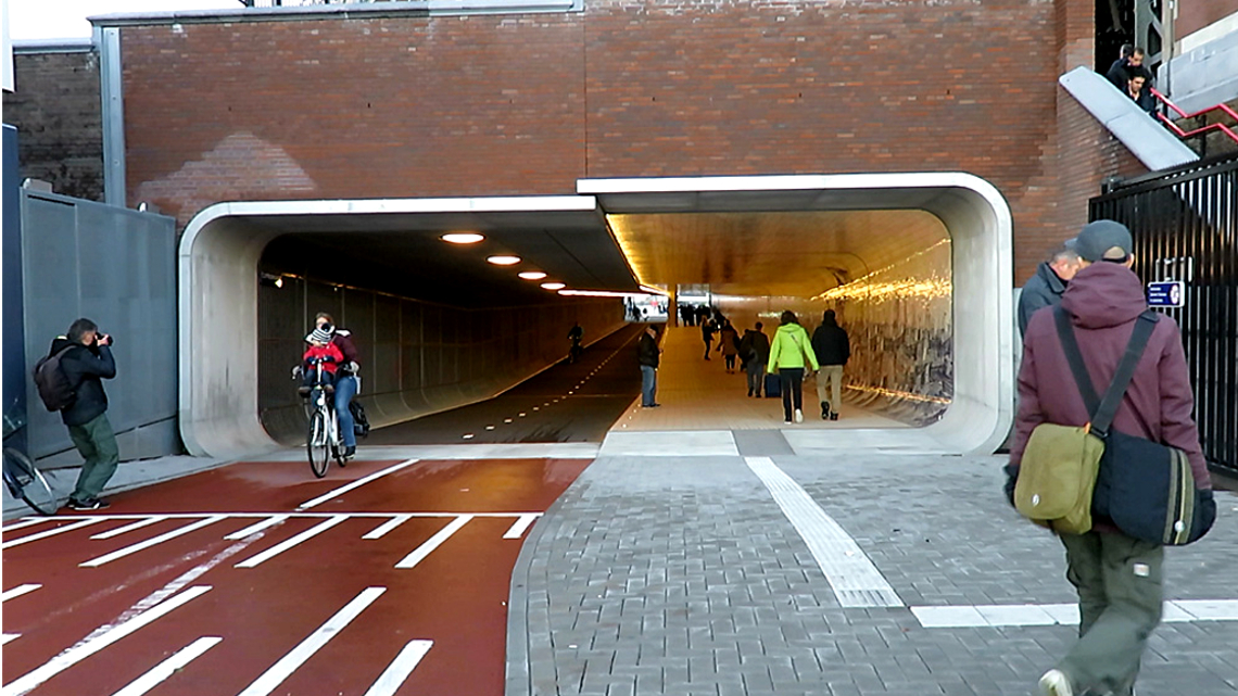 Tunnel ciclopedonale ad Amsterdam, la stazione centrale si rinnova
