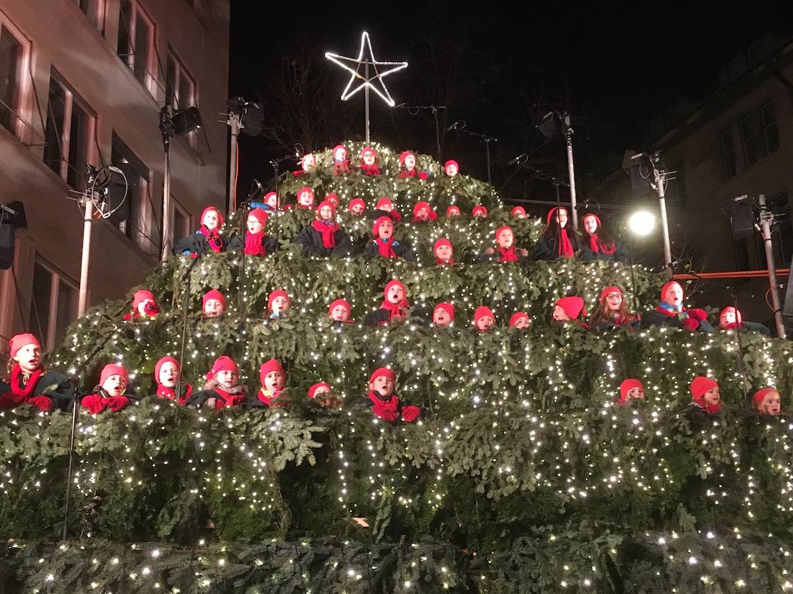 Albero Di Natale Zurigo.Alberi E Presepi Quando Il Natale E Uno Spettacolo Lifegate