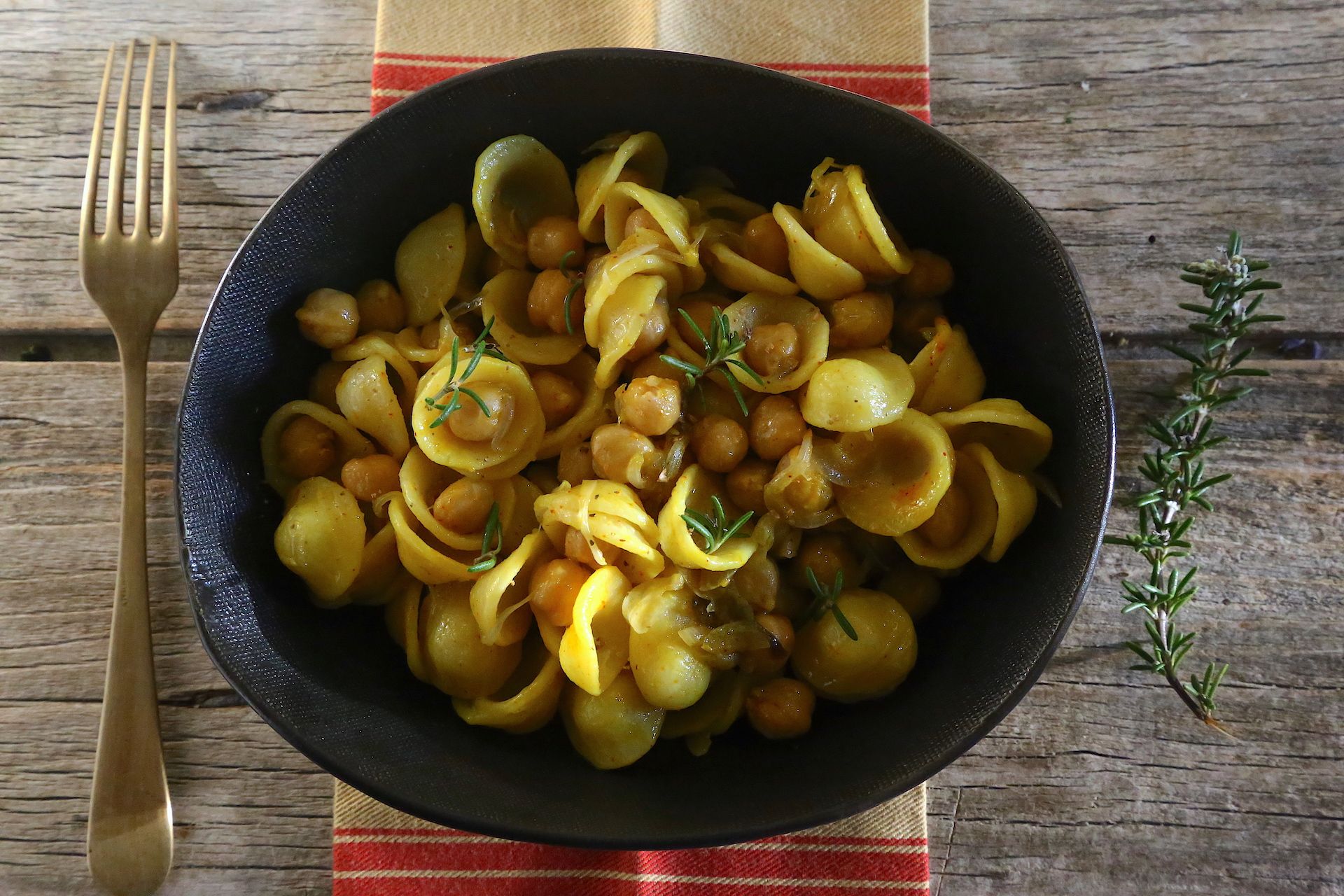 Le orecchiette ceci e zafferano servite © Beatrice Spagoni