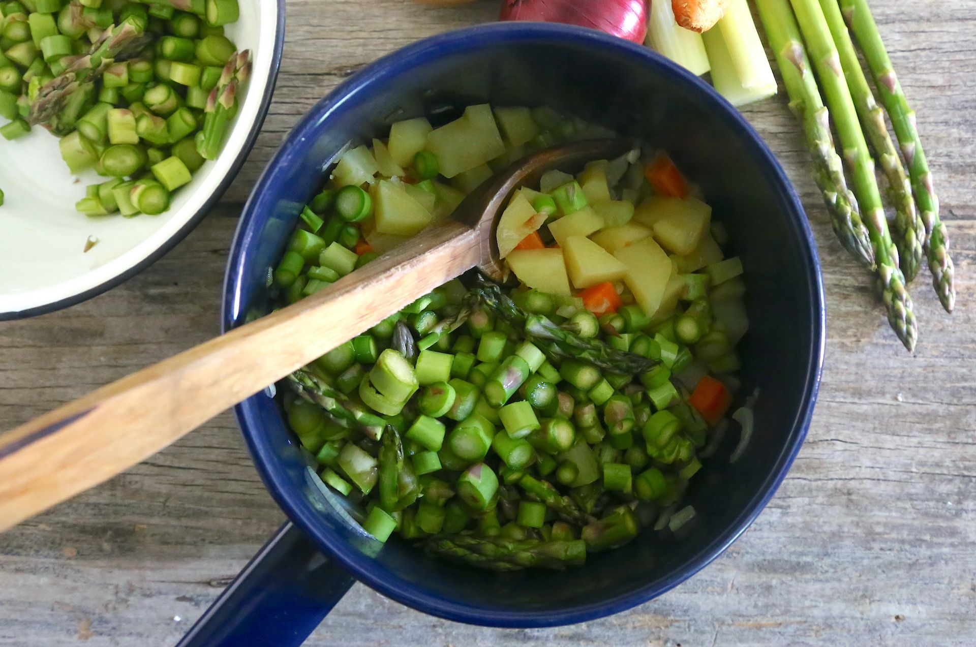 Gli asparagi aggiunti alla verdura per la zuppa © Beatrice Spagoni 