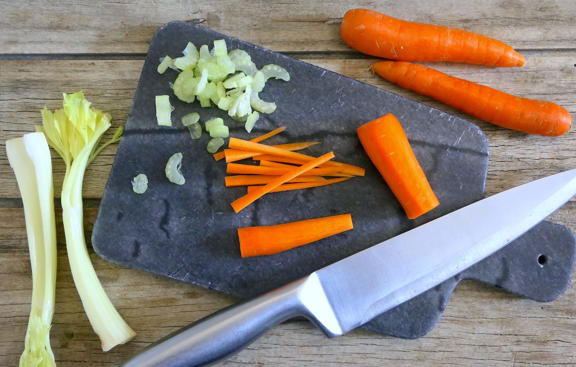 Il taglio della verdura da unire a crudo © Beatrice Spagoni
