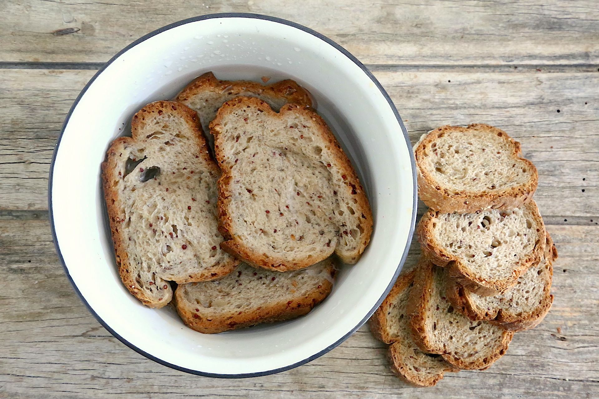 Il pane in ammollo nell’acqua © Beatrice Spagoni
