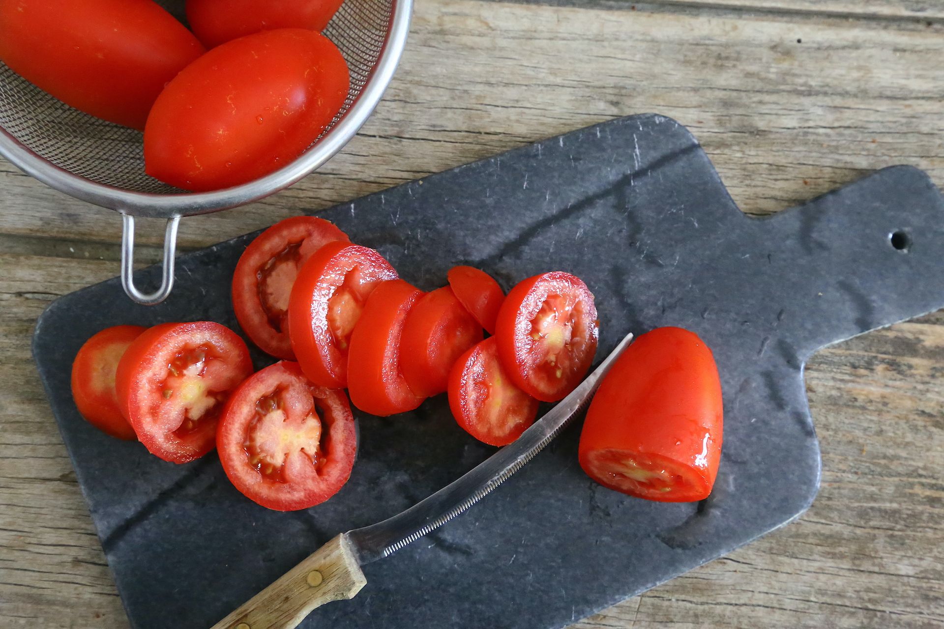 Il taglio dei pomodori © Beatrice Spagoni
