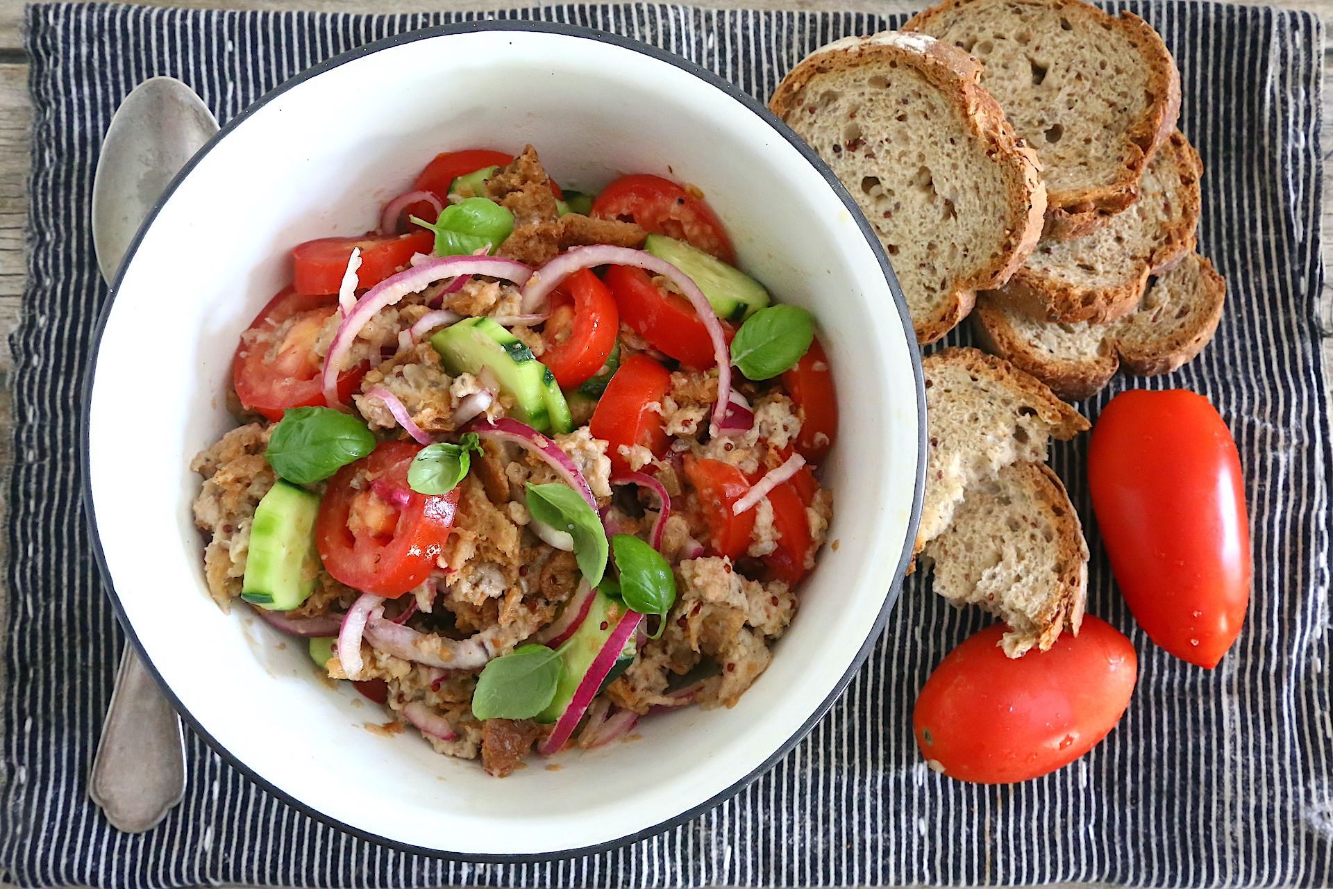 La panzanella in tavola © Beatrice Spagoni