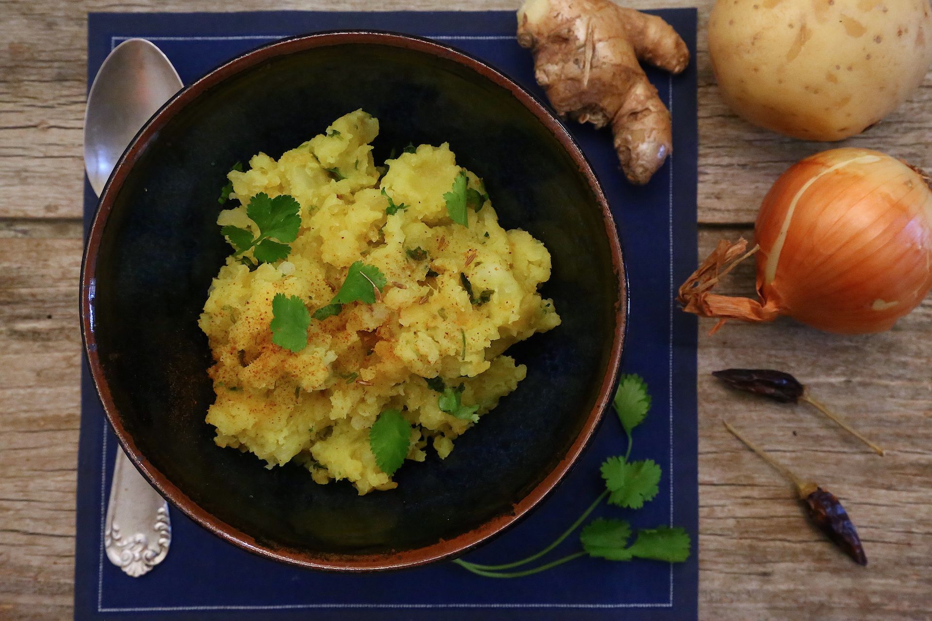 Lo sabji di patate e cipolle pronto per essere gustato © Beatrice Spagoni