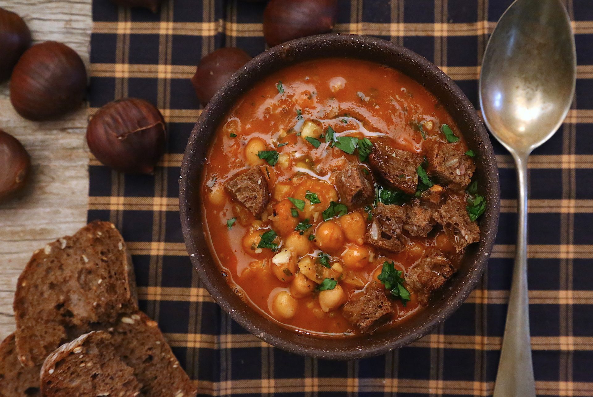 La zuppa d’orto e di bosco pronta per essere assaporata © Beatrice Spagoni