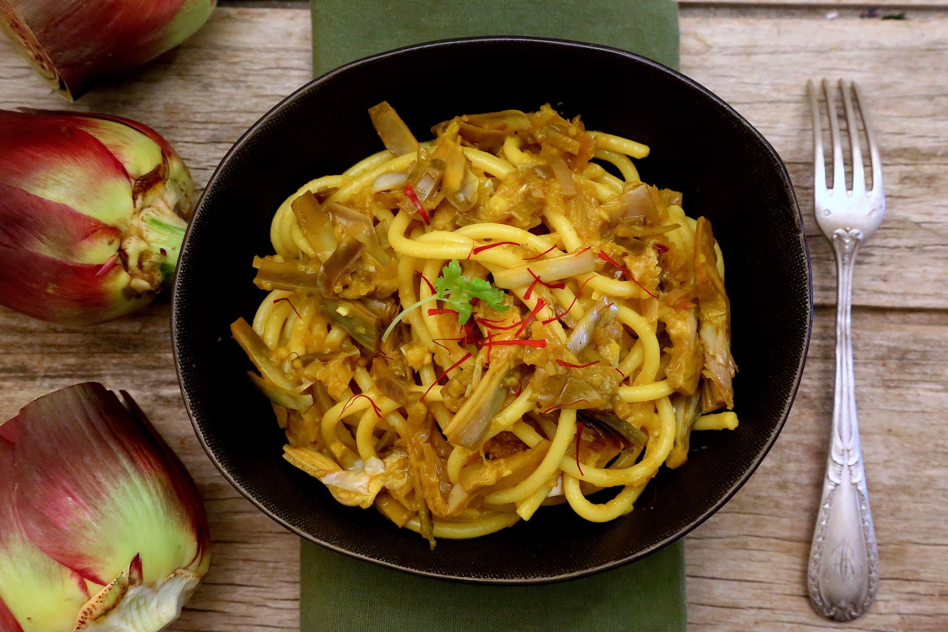 I bucatini con carciofi e zafferano appena spadellati © Beatrice Spagoni