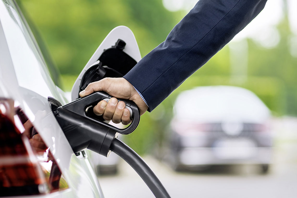 auto elettrica più sostenibile ed efficiente dell'auto a benzina