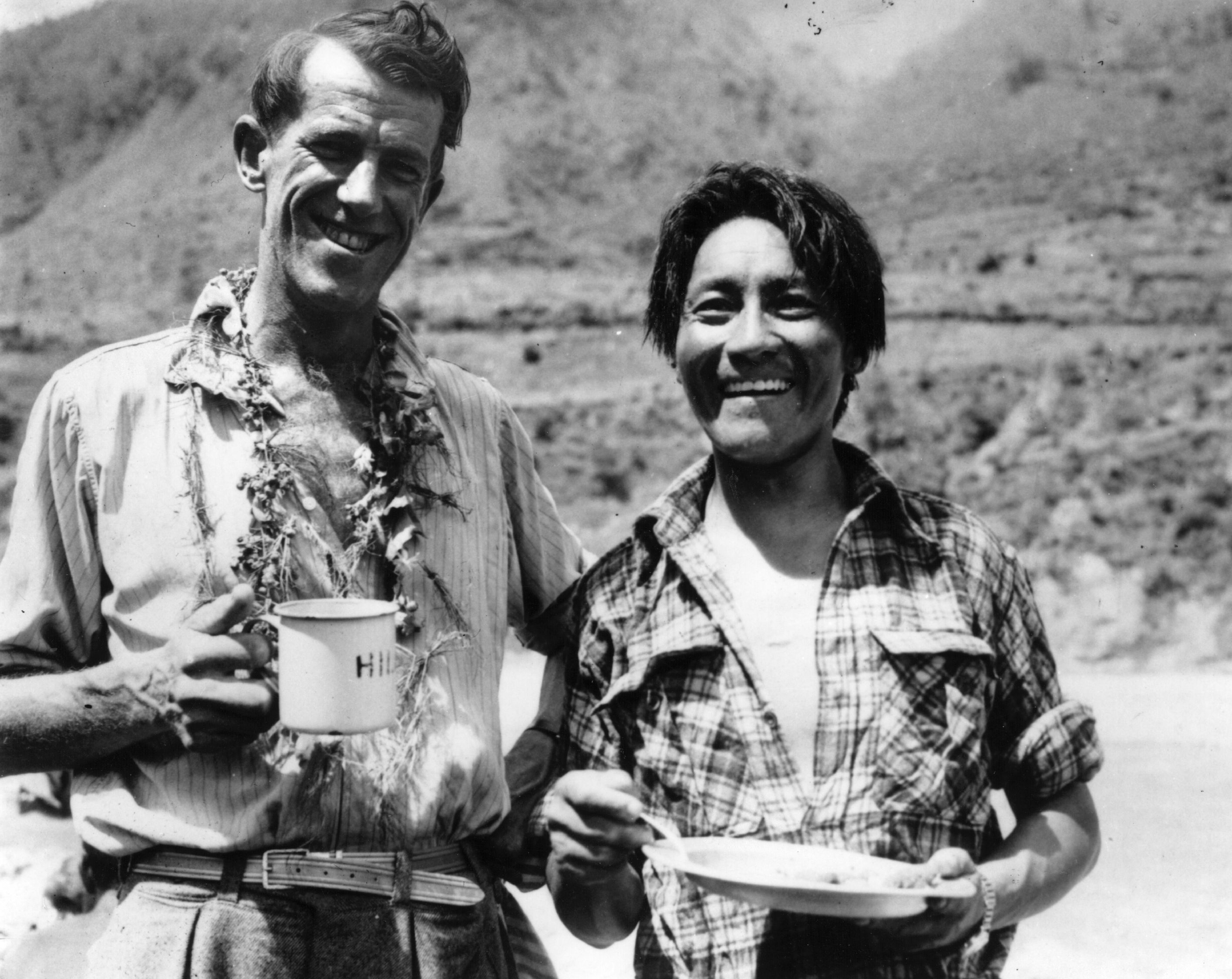 Norgay Tenzing e Edmund Hillary di ritorno dalla cima del Monte Everest 