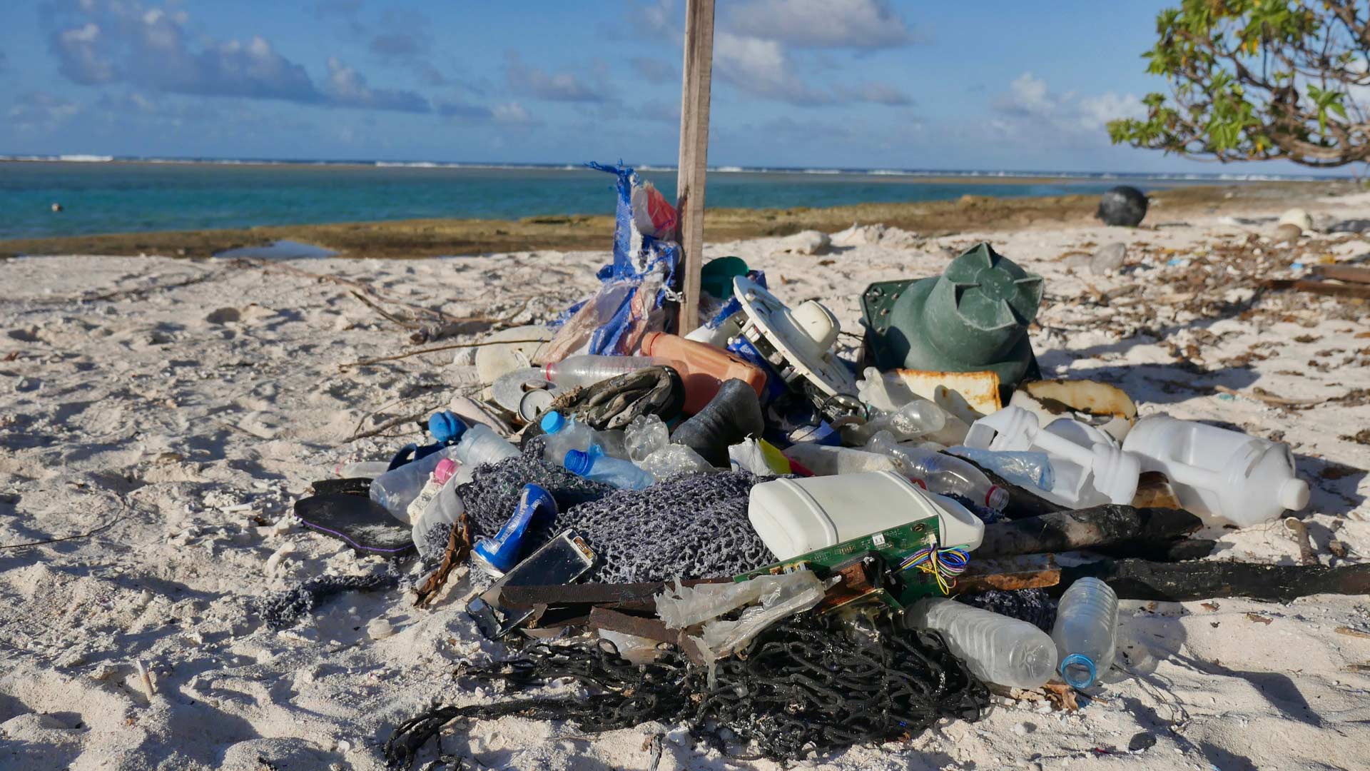 Filastine e i suoi compagni di viaggio documentano le isole di plastica nel Pacifico