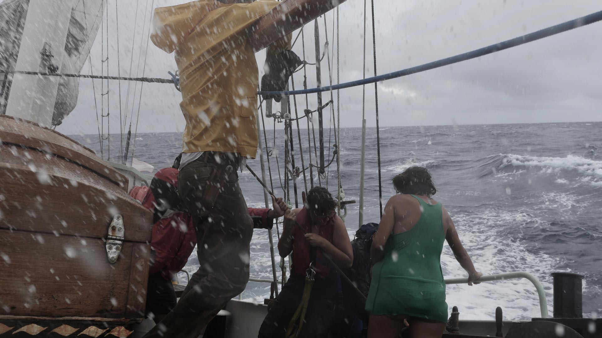 La crew dell'Arka Kinari affronta una tempesta