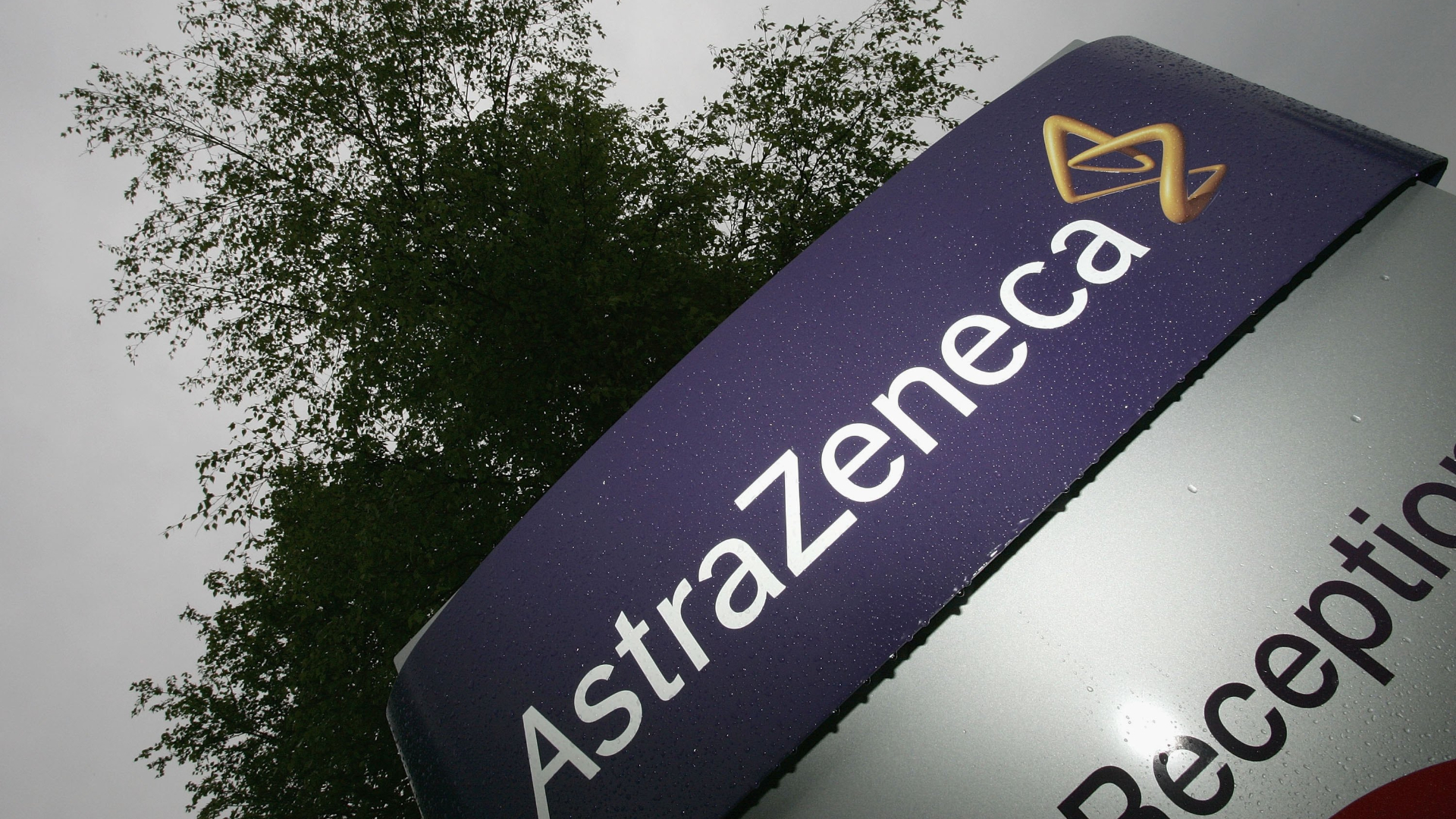 Vaccino Astrazeneca, secondo l’Ema è sicuro e si può somministrare