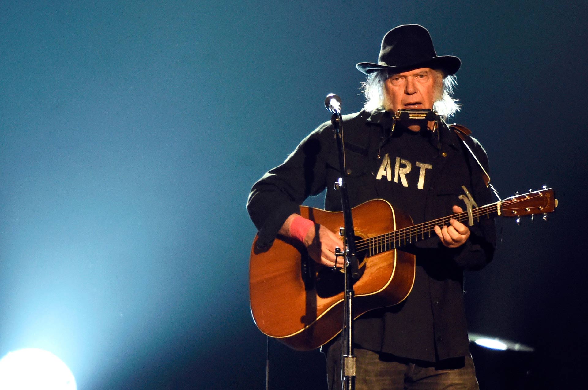 Neil Young ha ceduto a sorpresa metà del suo catalogo