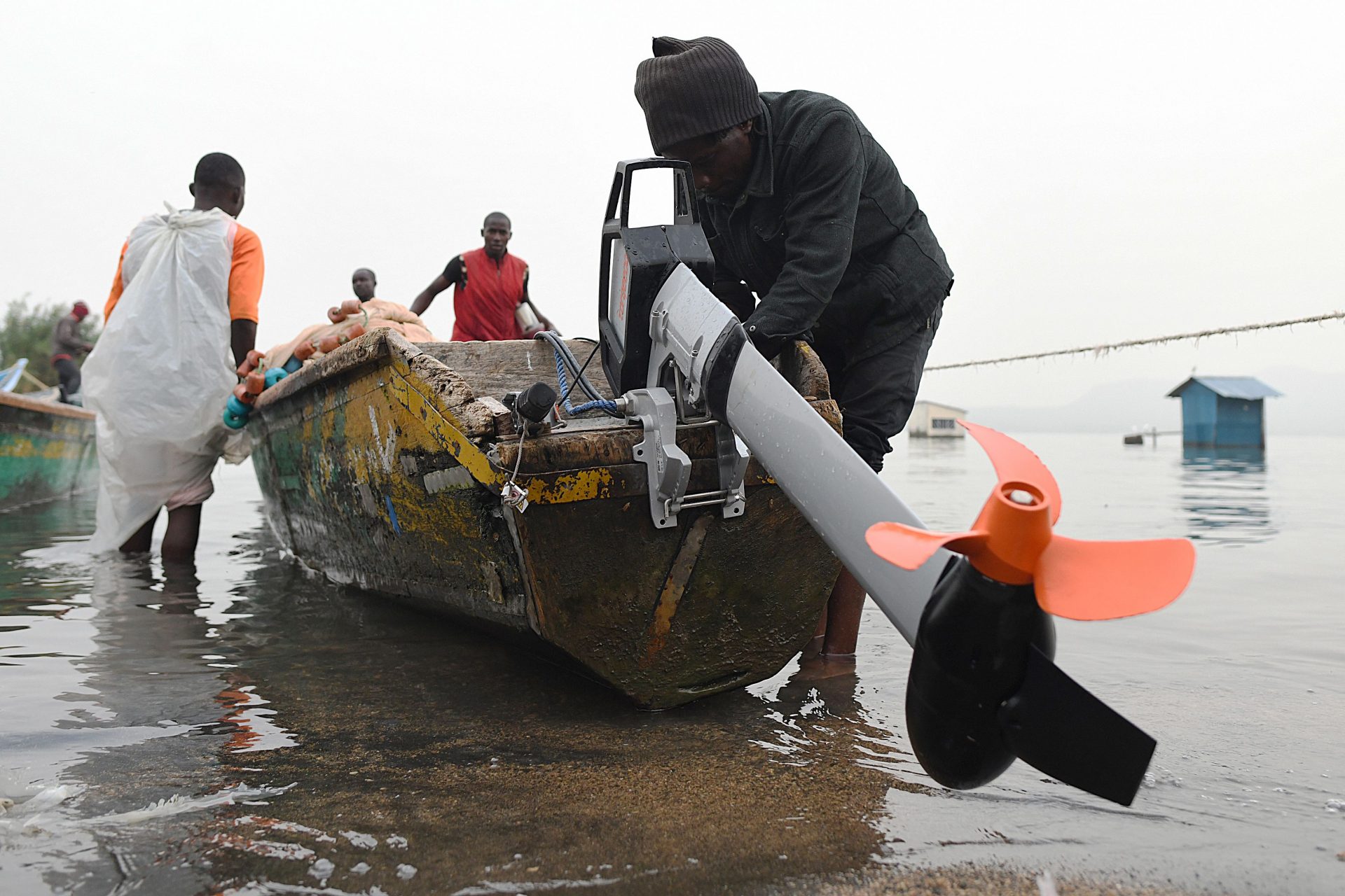 La rivoluzione dei piccoli pescatori del lago Vittoria che usano barche elettriche