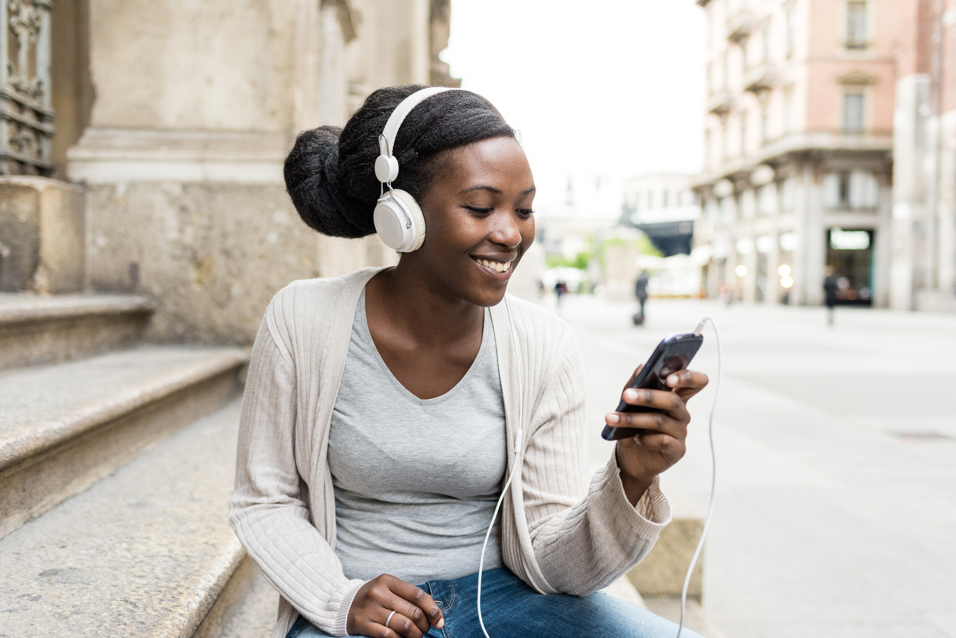 L'algoritmo di Spotify propone più artisti maschi che femmine.