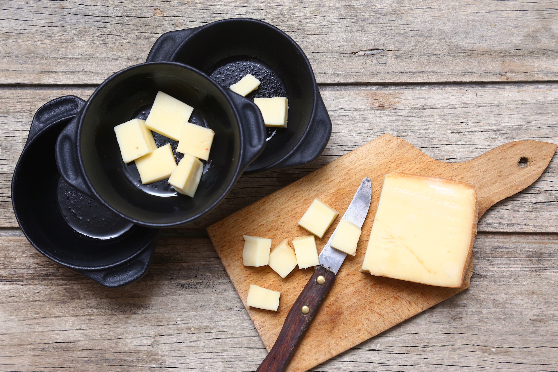 Preparazione formaggio raclette © Beatrice Spagoni