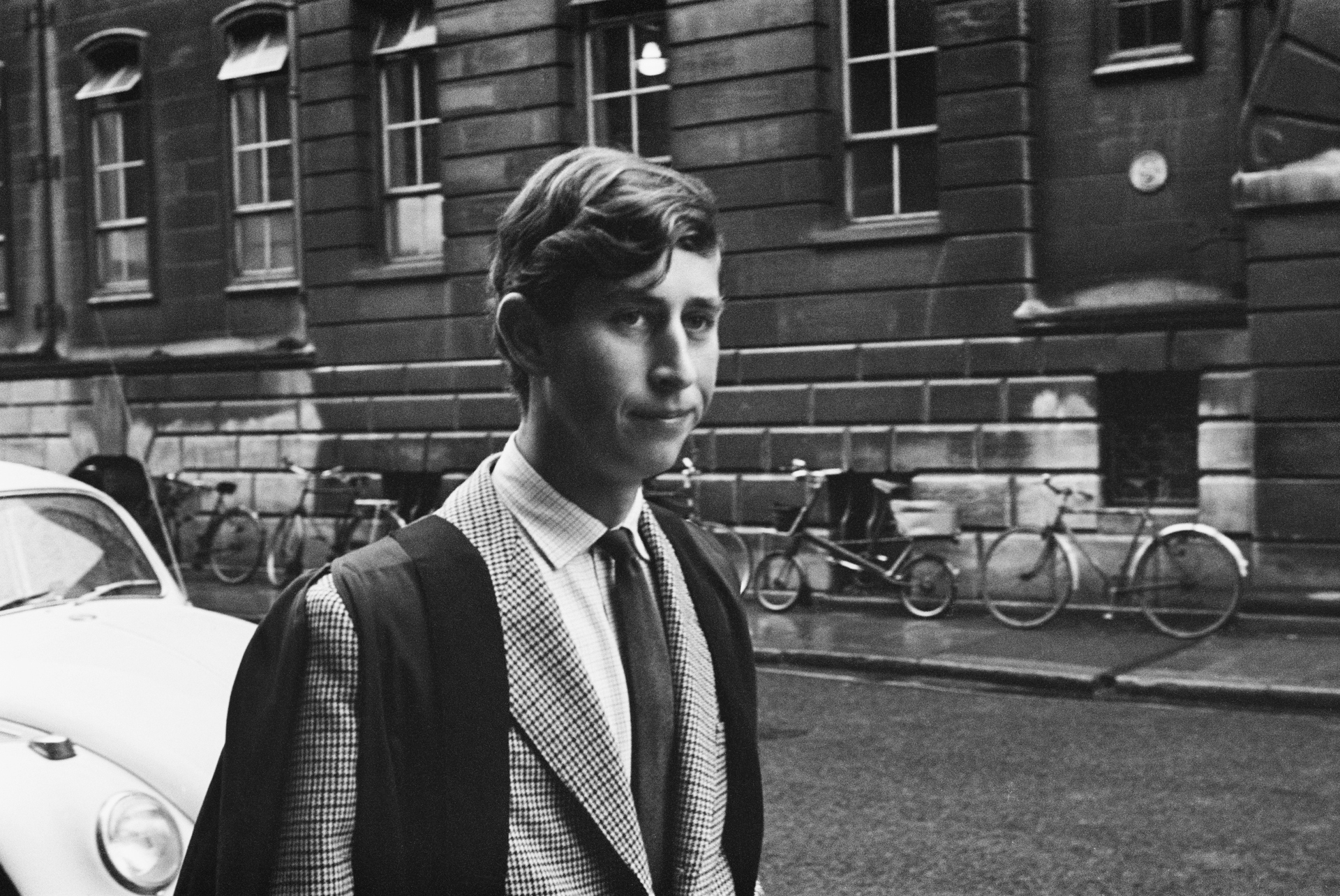 Carlo III che cammina in Downing Street, a Cambridge nel 1970