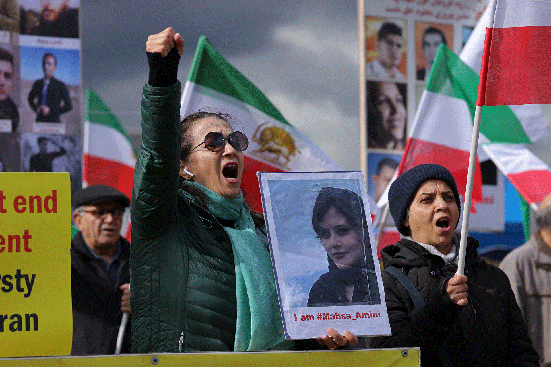 manifestanti in Iran