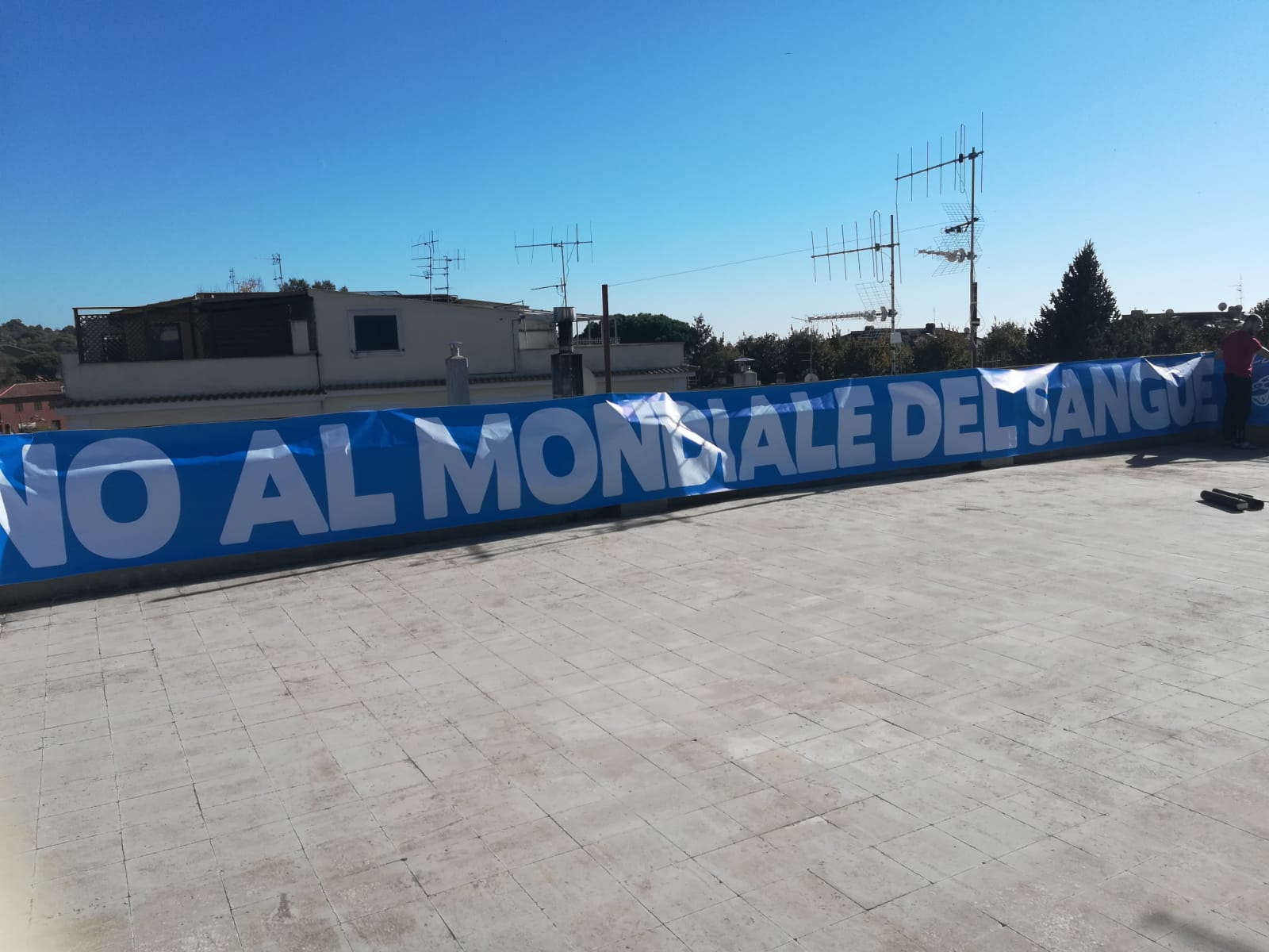 Lo striscione dei tifosi di Lazio e Libertà, cui è stato vietato l'ingresso allo stadio 
