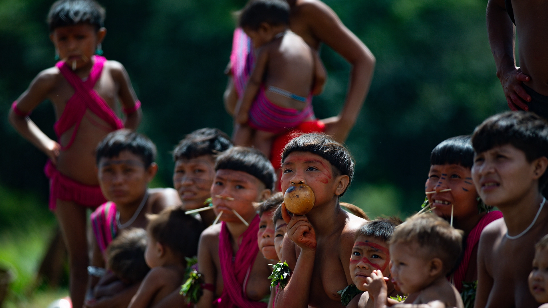 Il governo brasiliano sta cacciando i cercatori d’oro dalle terre degli indigeni Yanomami