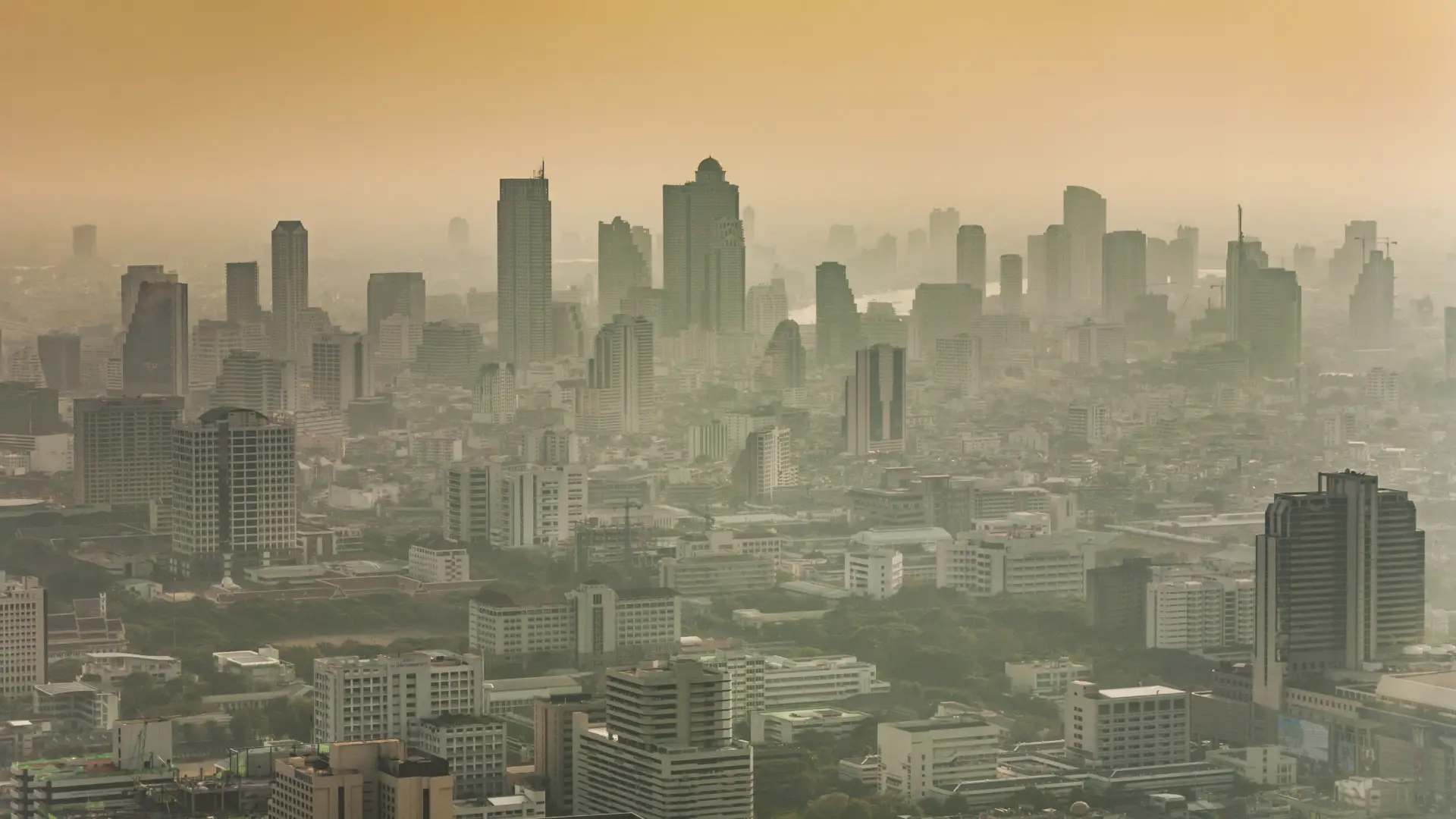 Skyline di Bangkok nello smog durante il tramonto