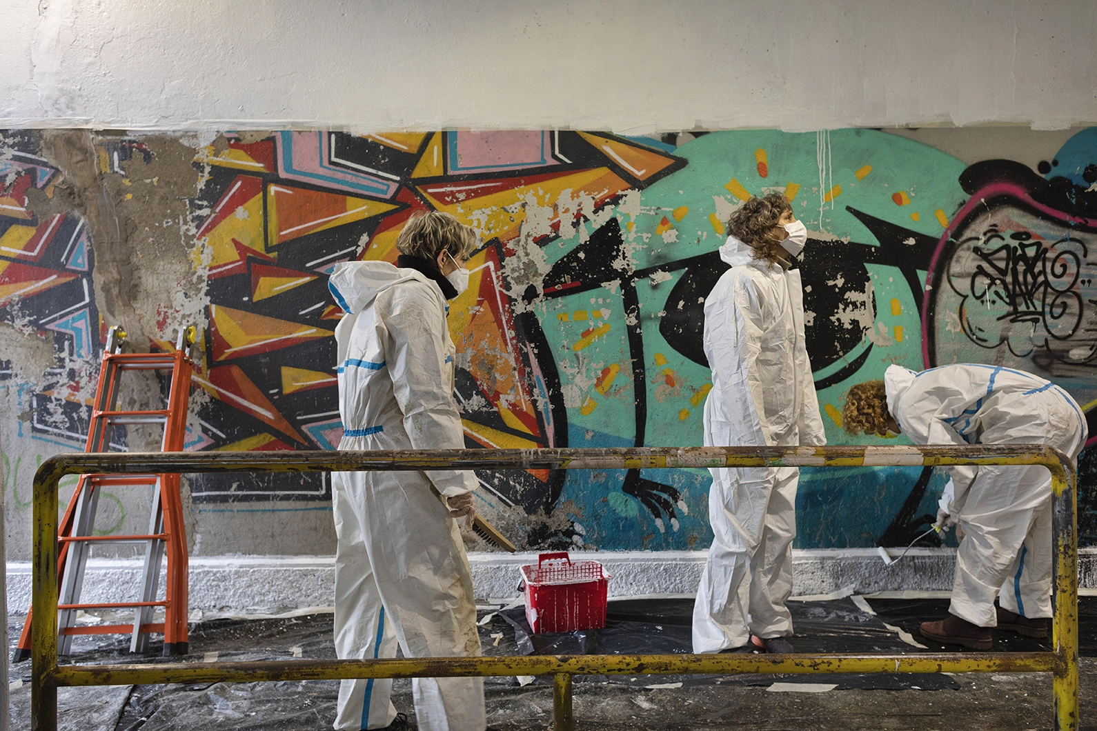 Prime opere di bonifica dei tunnel di via Pontano.