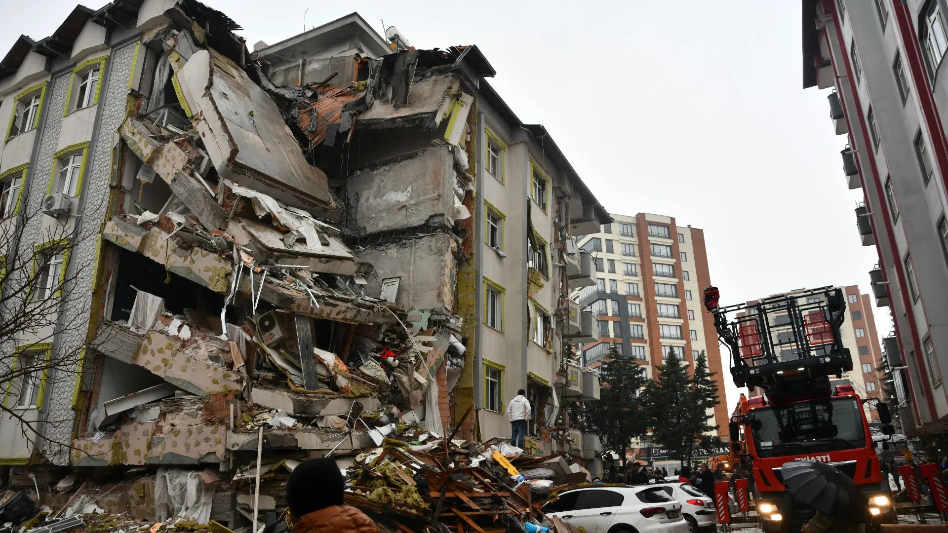 Un palazzo distrutto dal terremoto in Turchia, nella città di n Kahramanmaras
