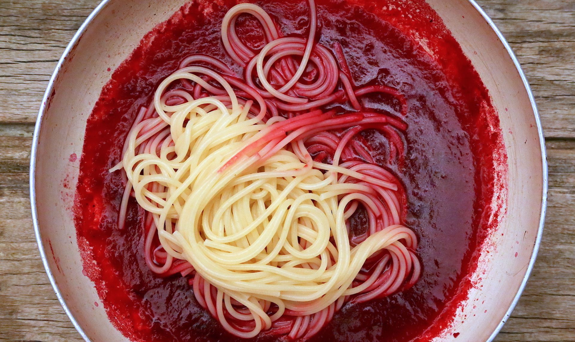 Gli spaghetti nella purea di barbabietola © Beatrice Spagoni copia