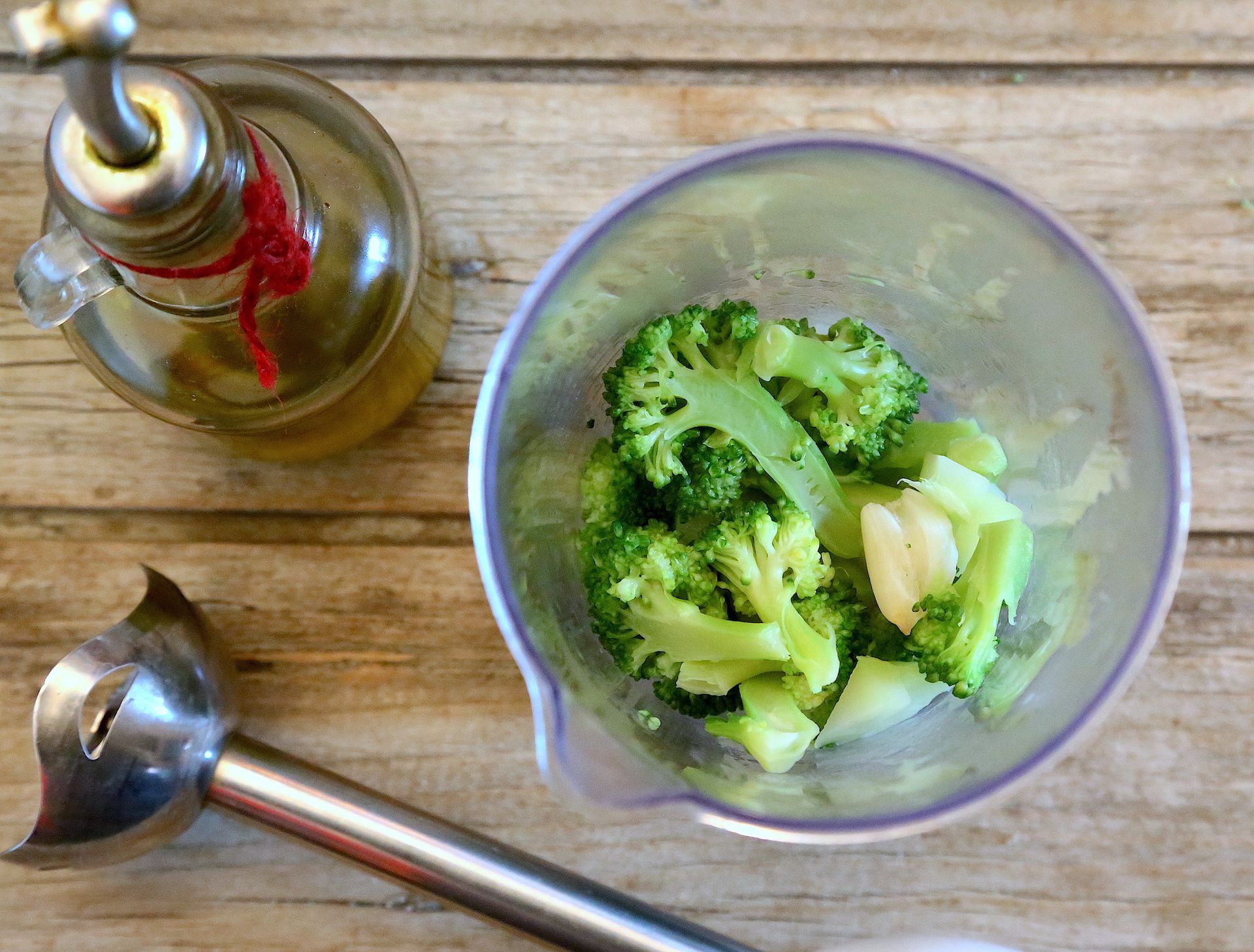 Broccoli lessati, aglio e olio pronti essere frullati © Beatrice Spagoni