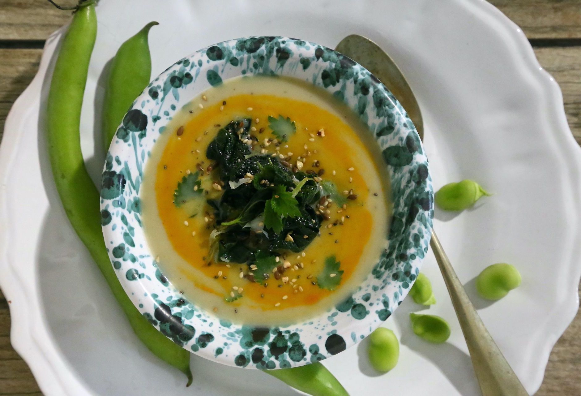 La crema di fave alla curcuma con ortica appena servita © Beatrice Spagoni 