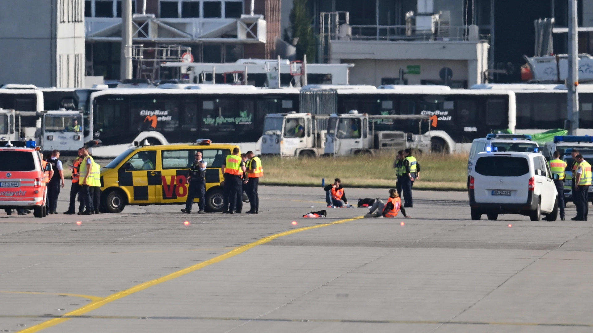 Gli attivisti di Ultima Generazione nell'aeroporto di Francoforte 