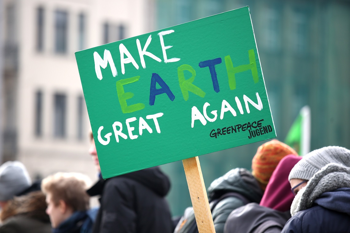 Cartello esposto a una marcia di studenti a Berlino per la giustizia climatica