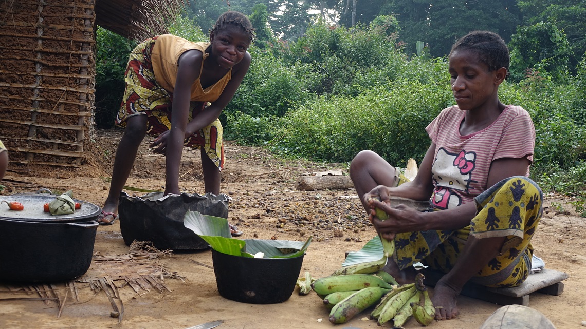 Donne Baka in un villaggio nel bacino del Congo