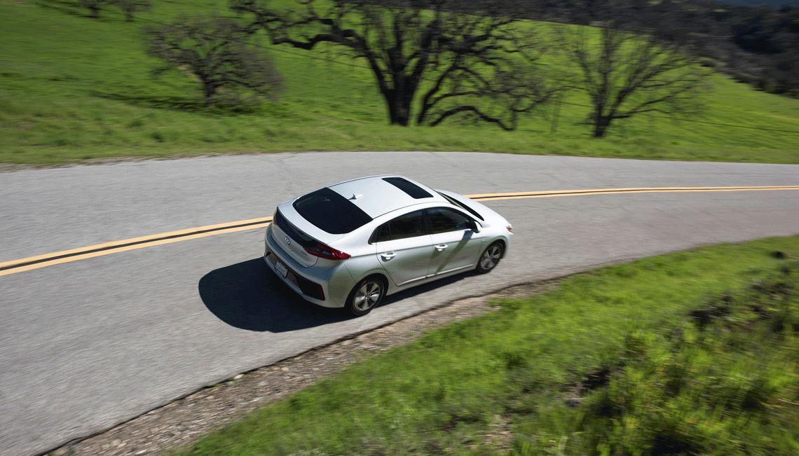 Ioniq plug-in è l'ibrida Hyundai che combina un motore 1.6 benzina 4 cilindri a iniezione diretta con un motore elettrico da 45 kW alimentato da una batteria di 8,9 kWh agli ioni polimeri di litio.