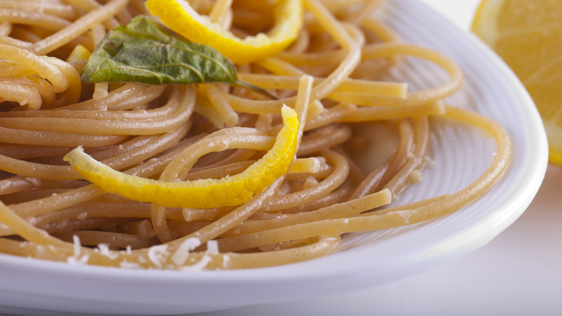 Spaghetti al limone, la ricetta della costiera amalfitana | LifeGate