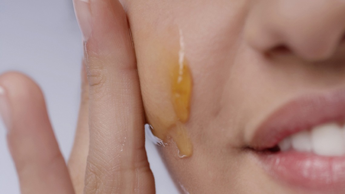 Miele, nutrimento prezioso per la pelle: virtù e ricette di bellezza