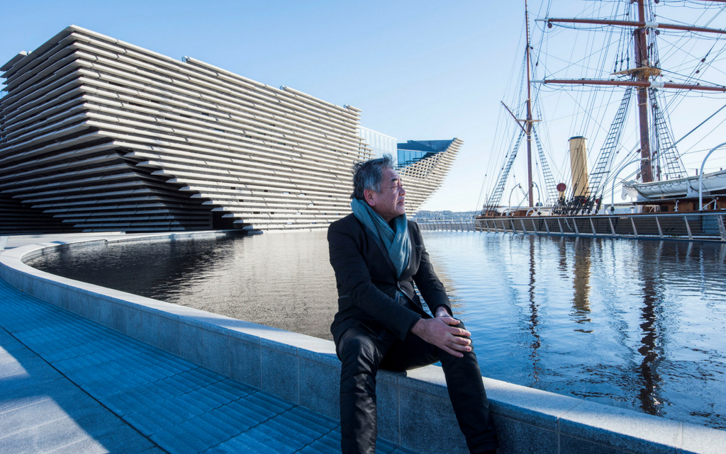 L'architetto giapponese Kengo Kuma in visita al V&A Dundee, il primo museo del design della Scozia, nel febbraio scorso © V&A Dundee