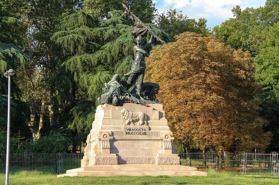 Monumento in piazza VIII August a Bologna