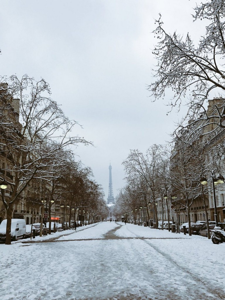 Parigi sotto una nevicata eccezionale trasporti in tilt e