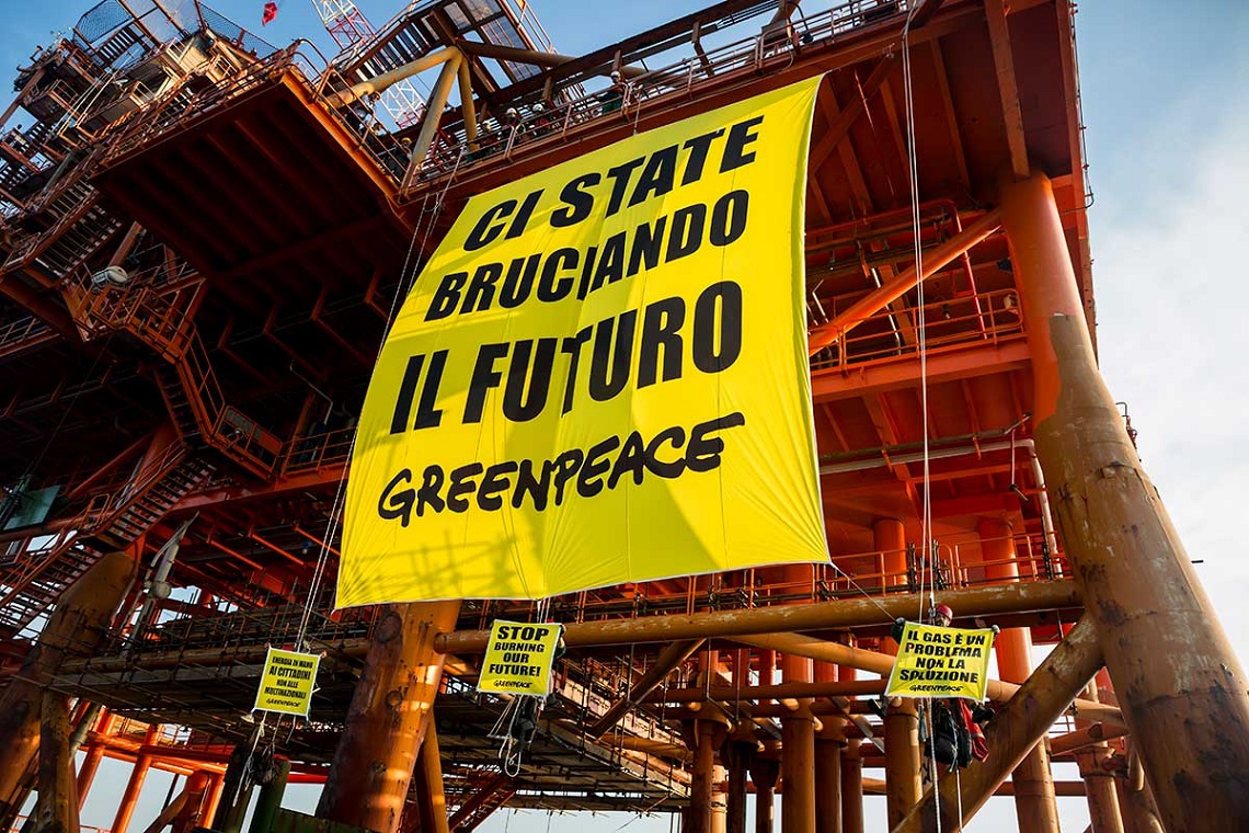 Banner esposto da Greenpeace sulla piattaforma di estrazione Prezioso