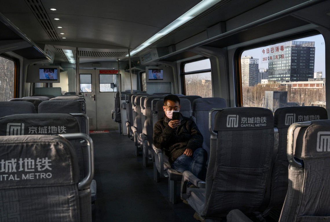 Un uomo siede da solo su un autobus in Cina durante l'epidemia del nuovo coronavirus