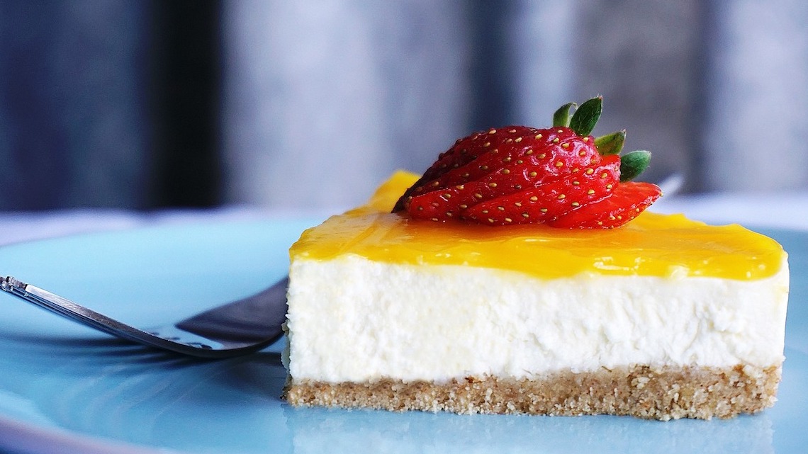 Cheesecake alle fragole e yogurt greco ecco la ricetta LifeGate