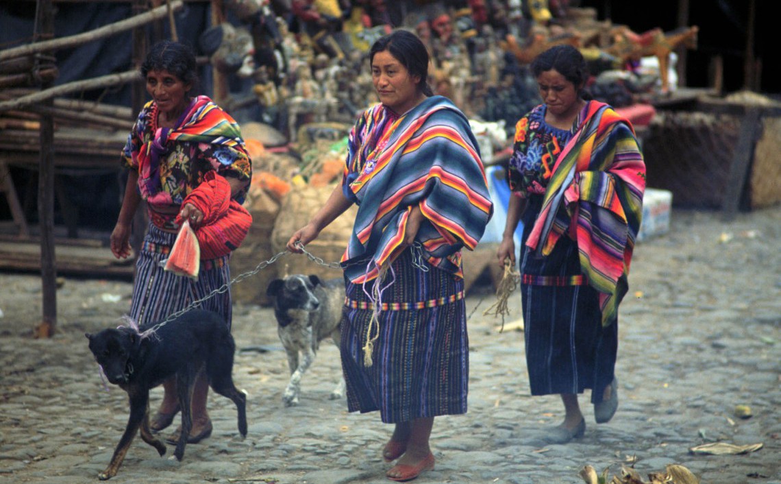 Un Viaggio Alla Scoperta Dei Tessuti Piu Colorati Del Mondo Lifegate