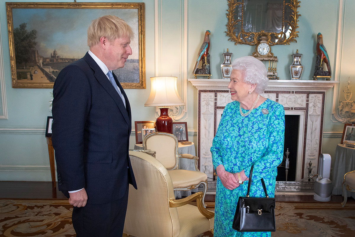La regina Elisabetta ha accolto la richiesta del primo ministro britannico Boris Johnson