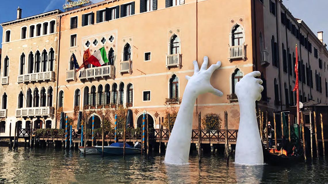 Venezia, due mani la sostengono e proteggono dai