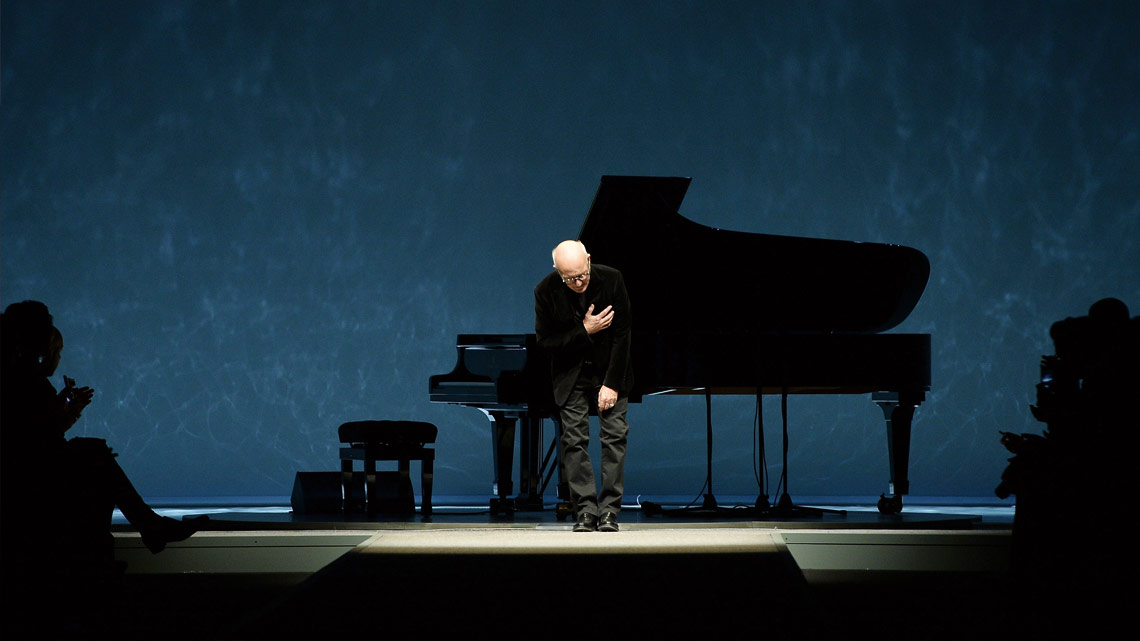 Il pianista Ludovico Einaudi suona per rendere omaggio a chi sta