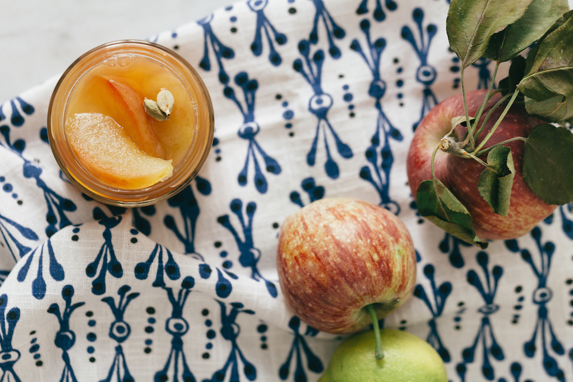 mele con sciroppo cardamomo limone lifegate.it 2 jpg